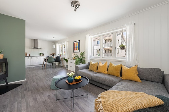 Romslig og delikat stue med gode vindusflater som slipper rikelig med naturlig lys inn