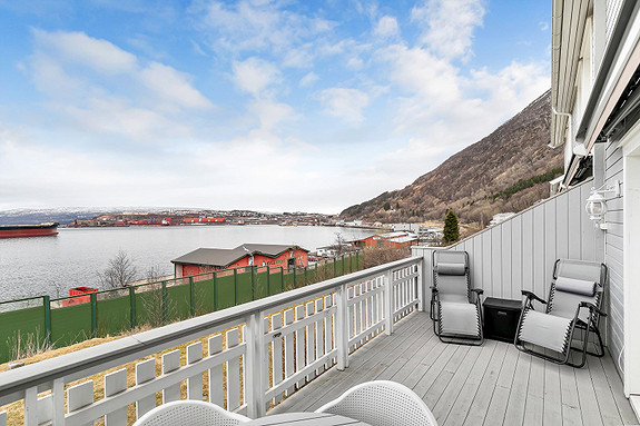 Solrik veranda med utsikt mot Ofotfjorden og havna