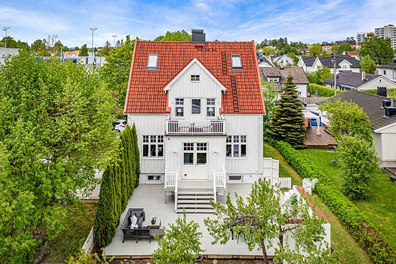 Meget tiltalende del av tomannsbolig over to plan med tidsriktig stil. Velstelt hage, storslått terrasse og garasje.