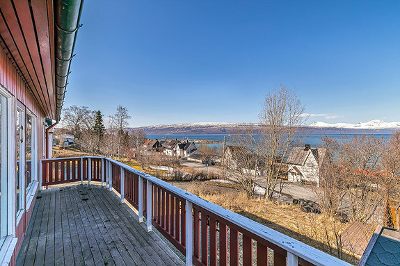 Hovedplan - Balkong med utsikt til Ofotfjorden og Vegglandet