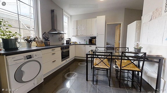 Romslig kjøkken med alt av hvitevarer inkludert