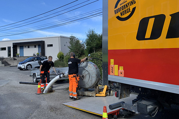 Våre operatører rehabiliterer også rør som går fra private boliger og frem til kommunal hovedledning.