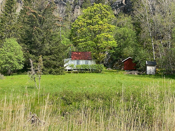 Eldre hytte,på flott utsiktstomt selges.