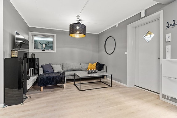 romslig stua- og kjøkken god plass til storsofa og tv,benk.