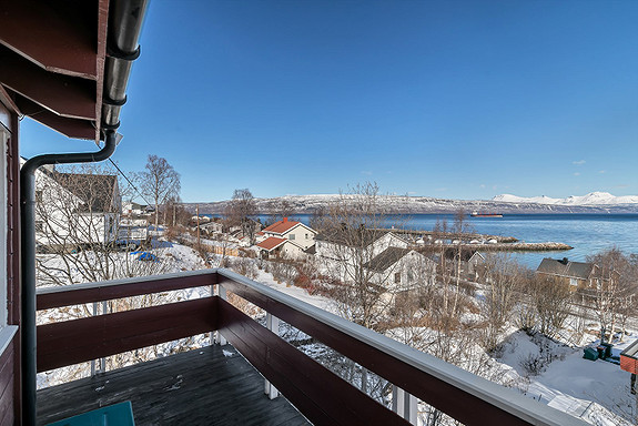 Flott utsikt fra veranda mo småbåthavna og Vegglandet