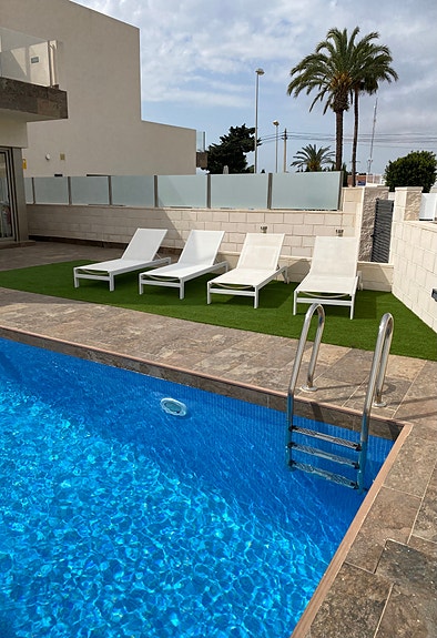 Nye glassgjerder rundt huset som skjermer for innsyn