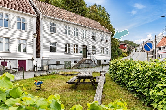 Eiendommen ligger sentralt til i Brobakken, kun et par minutters spasertur unna gågata, Alti senteret, bussholdeplass m.m.