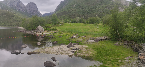 Badeplass ved Dalavatnet og i elven, akebakken og lysløype i Furuneset og bålplass/grillplass samme sted.