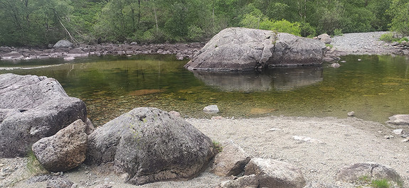 Badeplass ved Dalavatnet og i elven, akebakken og lysløype i Furuneset og bålplass/grillplass samme sted.