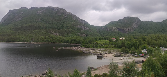 Rampe for båtopptrekk og mulighet for kjøp av båtlaging på land, mulighet for kjøp av naust i nedre kan av bildet.