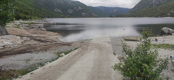 Bildet tatt fra båtopptrekksplass. I andre enden av vannet ligger populære Grimsli, med Gapahuk og bålplass. Grimsli brukes ofte som teltplass, og her er gode både fiskemuligheter og badeplasser. Ligger ved elva Grimsliånå.
Solknuten i bakgrunnen, midt i