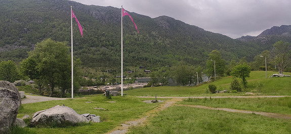 Tibergfjell ligger like bak hyttefeltet, på nordsiden. Ternefjellet i bakgrunnen til høyre. Hyttefeltet skimtes mellom flaggstengene.
Bildet er tatt fra Furuneset, og man kan se deler av lysløypen og den populære akebakken til høyre i bildet. Furuneset br