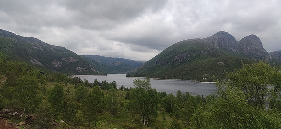 Utsikt fra hyttefeltet over Liarvatnet, med Heiahorn og Småsildhorn til høyre i bildet.