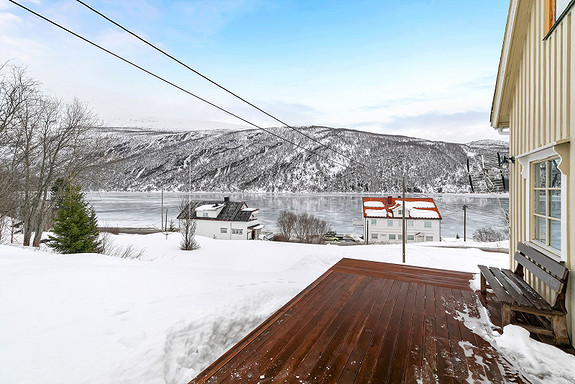 Utgang fra stue til terrasse med utsikt mot Gratangsfjorden