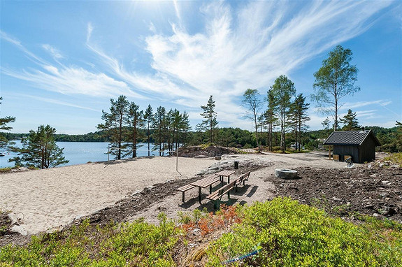 Her er friområde med sandvolleyballbane, badebrygge, grillplass, toalett og barnevennlig sandstrand.