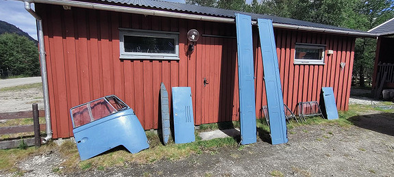 Har også 2 støtfangere og noen innertrekk til dør og tak som ikke er på bildet.