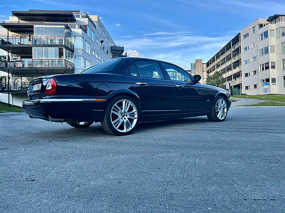 Jaguar XJ 9 of 18