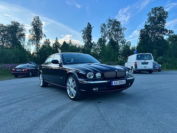 Jaguar XJ 2 of 18