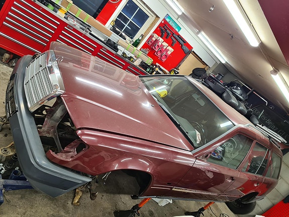 Mercedes-Benz E230 3 of 18