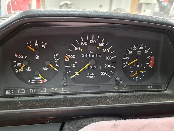 Mercedes-Benz E230 2 of 18