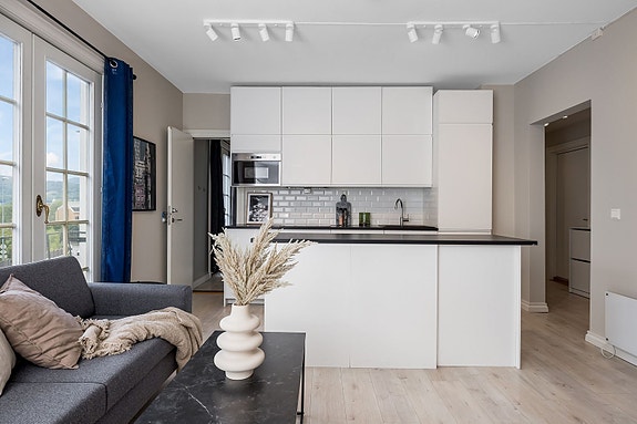 Kjøkkenet leies ut med integrerte hvitevarer og kjøkkenutstyr
