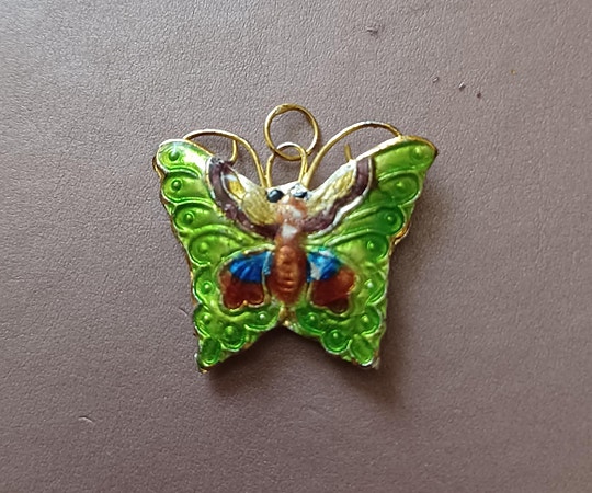 Sommerfugl anheng. Gull  farge metall. Emalje.  Vintage