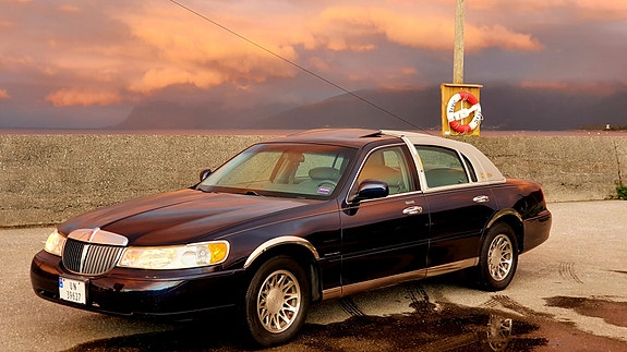 Lincoln Town Car 5 of 30
