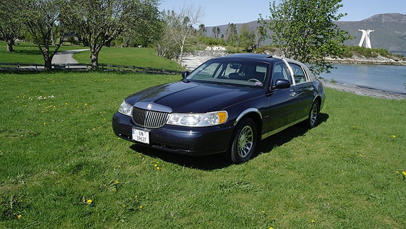 Lincoln Town Car 23 of 30