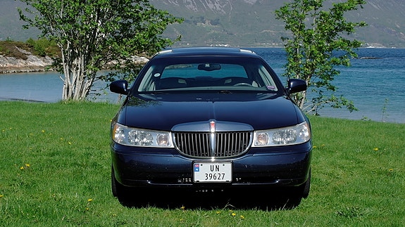 Lincoln Town Car 22 of 30