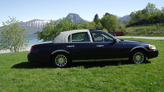 Lincoln Town Car 18 of 30