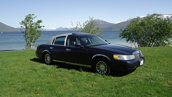 Lincoln Town Car 20 of 30