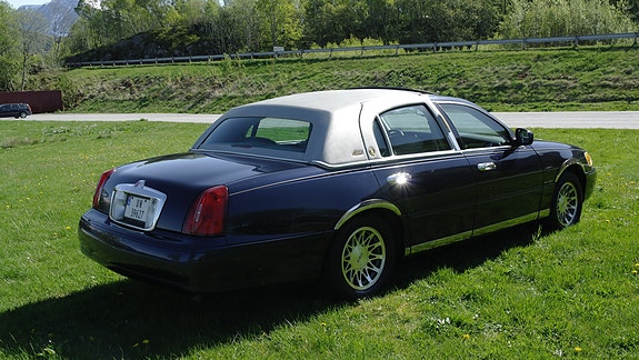 Lincoln Town Car 17 of 30