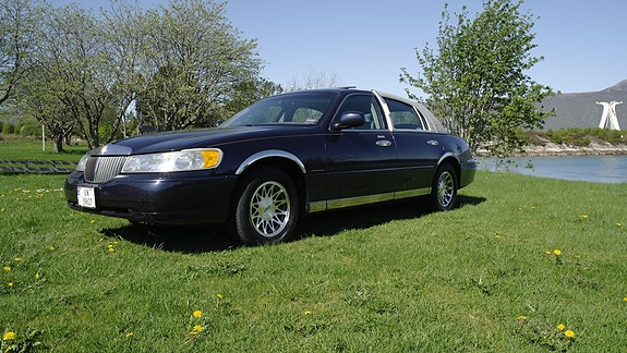 Lincoln Town Car 3 of 30
