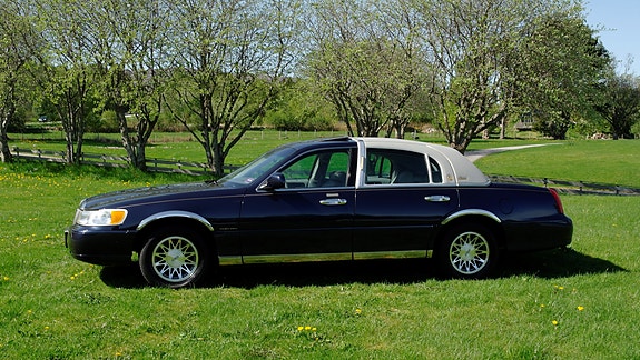 Lincoln Town Car 2 of 30
