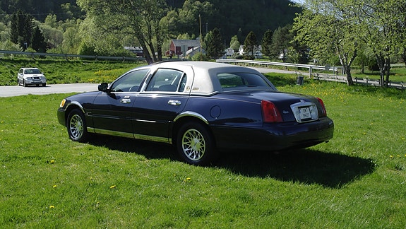 Lincoln Town Car 14 of 30