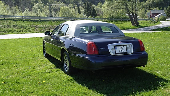 Lincoln Town Car 15 of 30