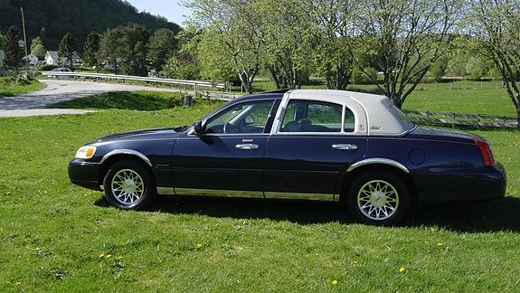 Lincoln Town Car 13 of 30