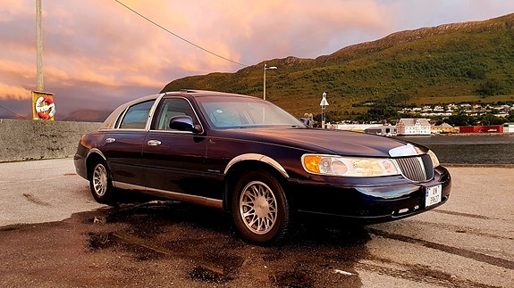 Lincoln Town Car 10 of 30