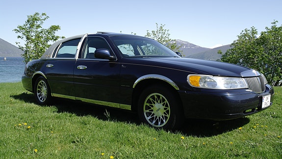 Lincoln Town Car 4 of 30
