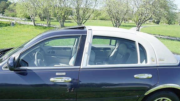 Lincoln Town Car 24 of 30
