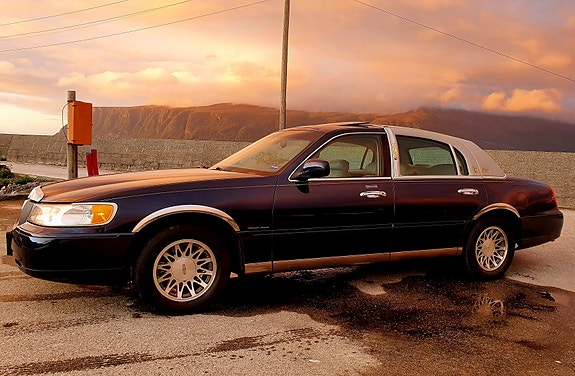 Lincoln Town Car 9 of 30