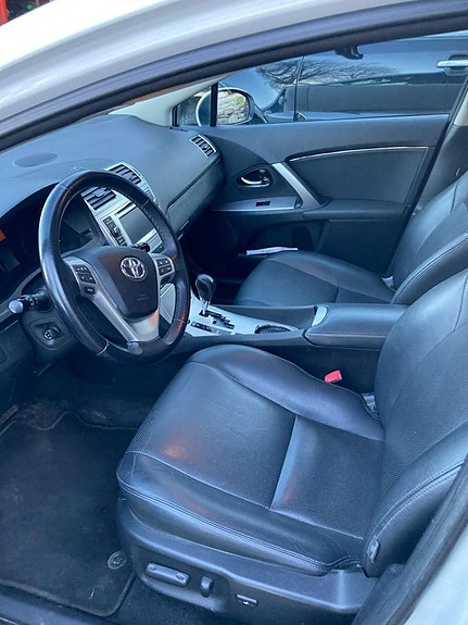 Toyota Avensis 4 of 5