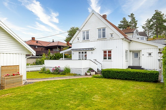 Velkommen til Ringveien 8. Tiltalende og pen enebolig i solrike omgivelser på Strømmen. Dobbel garasje med stort loft