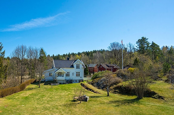 Velkommen til Granly - En svært sjarmerende og innholdsrik eiendom på hele 12 mål, med sentral beliggenhet.
