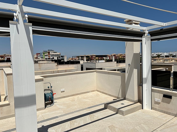 Stor pergola for solskjerming