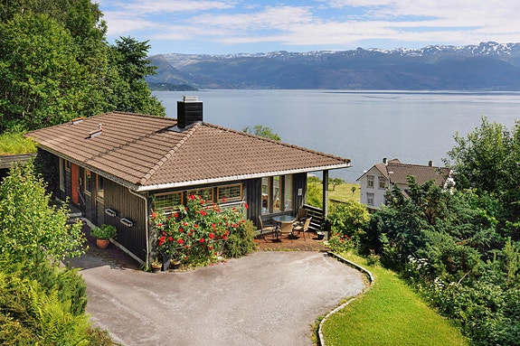 Eiendommen har en fin beliggenhet på Nes i Øystese.