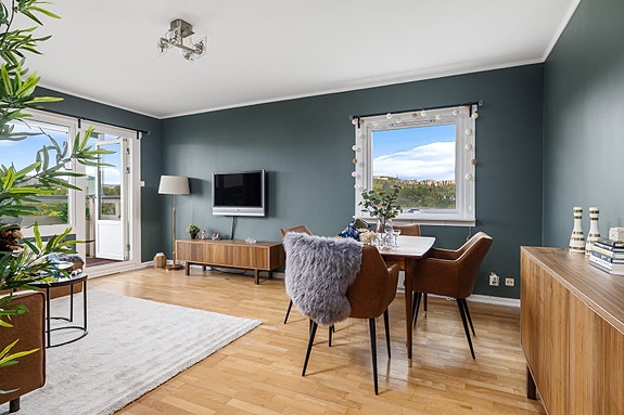 Lys og luftig stue med flere store vindusflater