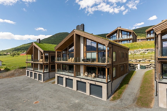 Påkostet fritidsleilighet med 3 soverom. Garasje med 2 p-plasser. Panoramautsikt og nærhet til alpinanlegg og skiløype.