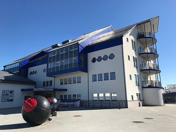 Vi holder til i lyse og flotte lokaler i Nordmørsterminalen på Devoldholmen, sentralt i Kristiansund. Vi blir nærmerste nabo med Campus Kristiansund når dette står ferdig i 2024.