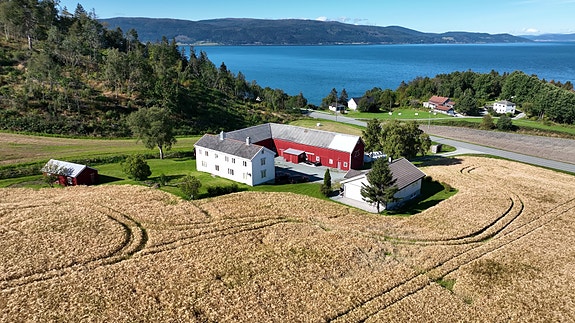 Kårbolig ligger til høyre i bildet